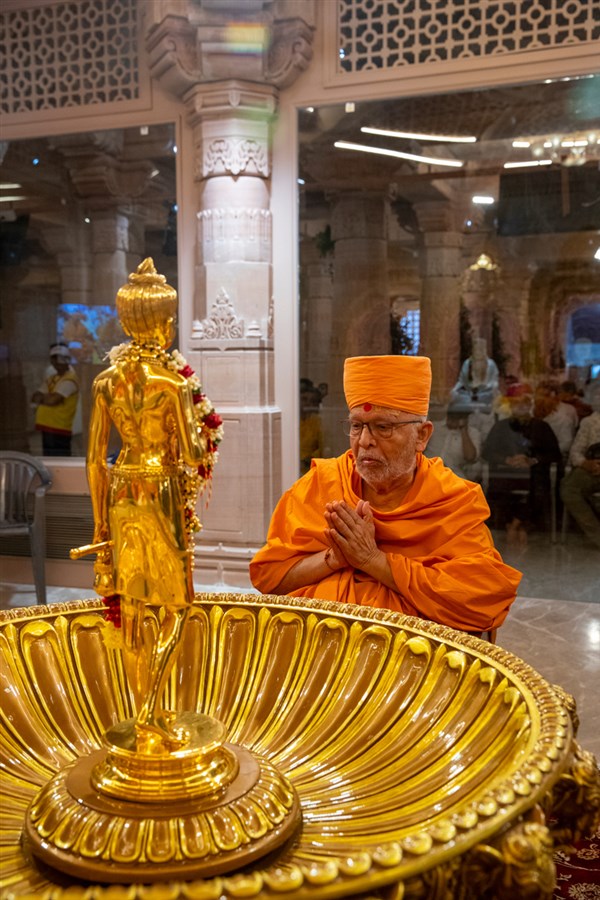 Pujya Ghanshyamcharan Swami performs the pratishtha mahapuja rituals