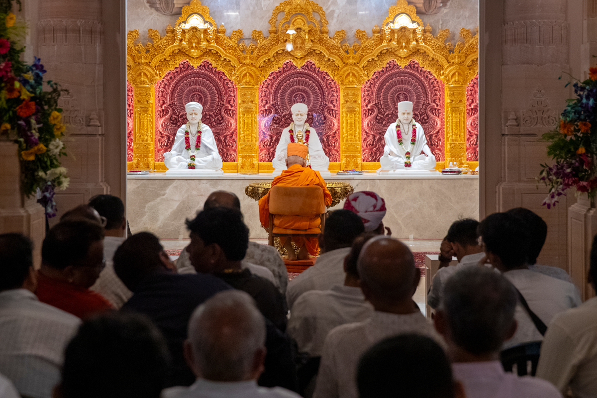 Devotees and well-wishers during the pratishtha mahapuja