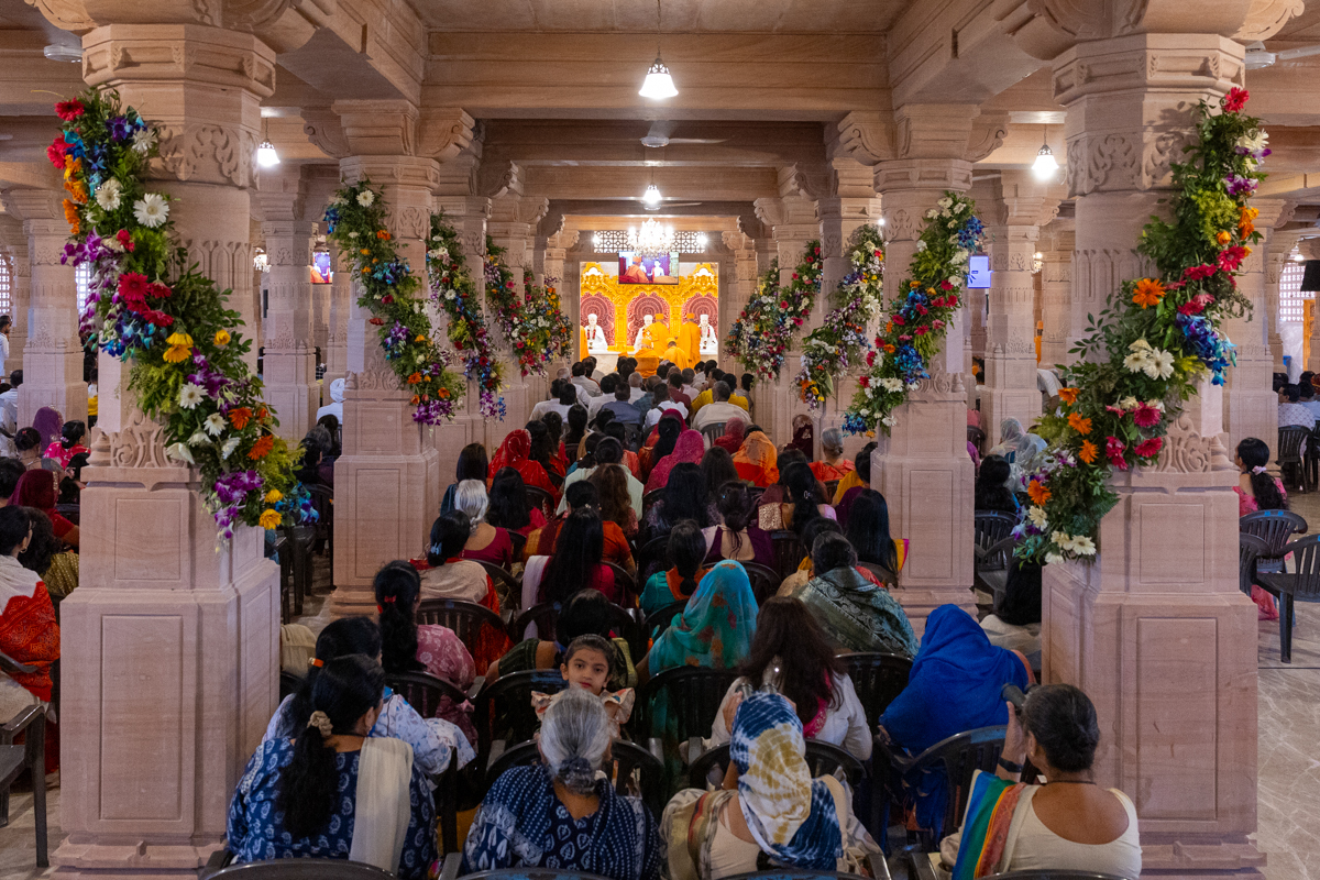 Devotees and well-wishers during the pratishtha mahapuja