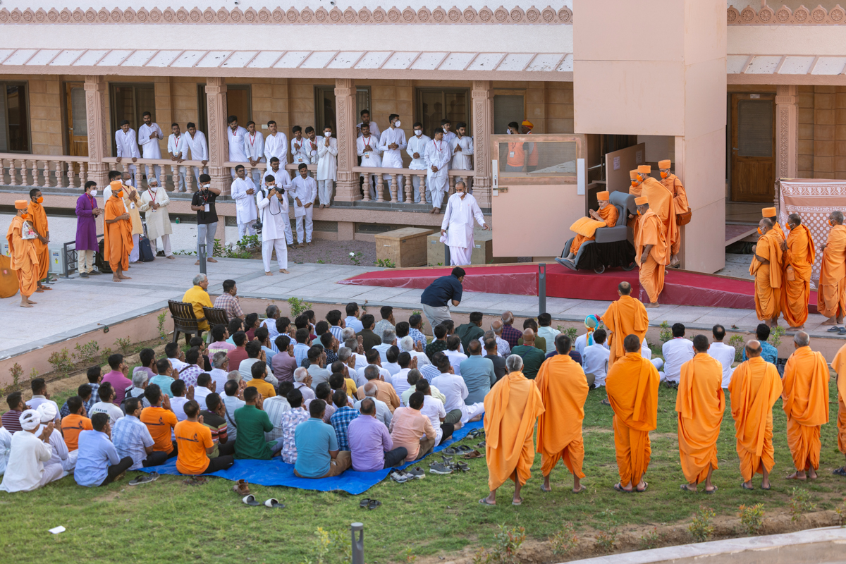 Swamis and devotees doing darshan of Swamishri