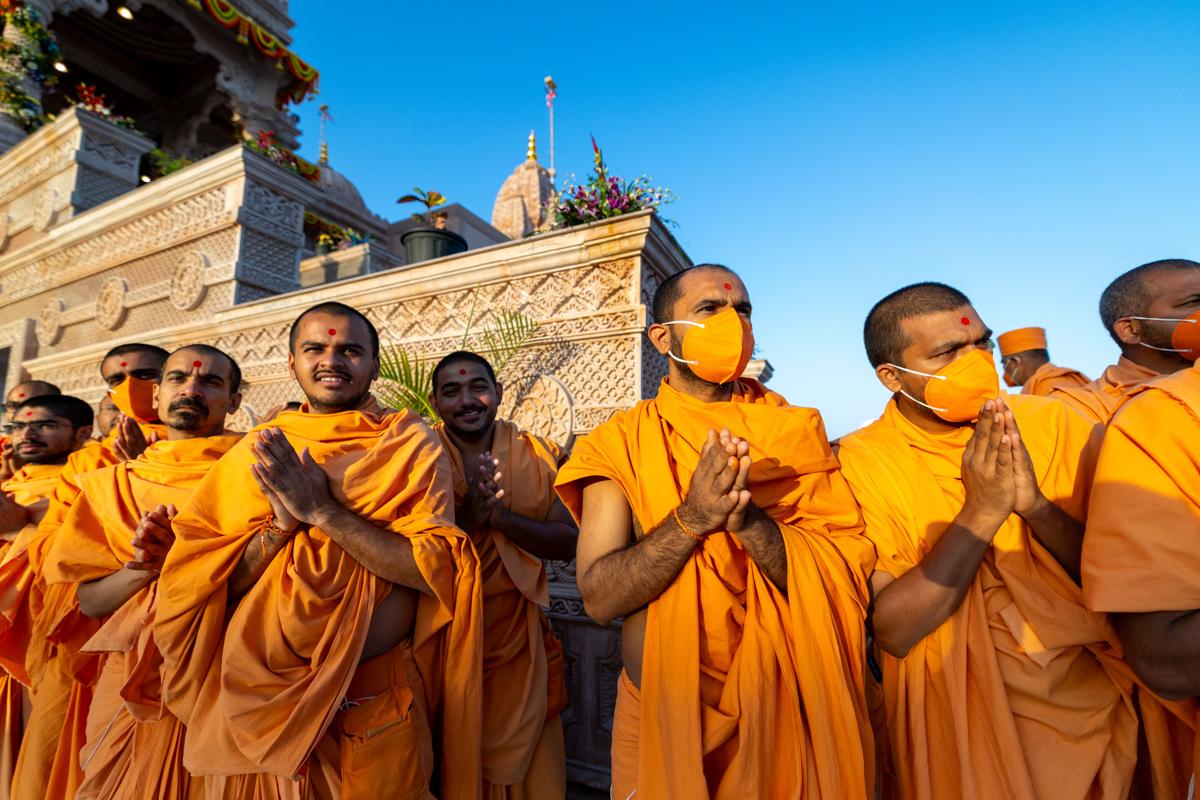 Swamis doing darshan of Swamishri