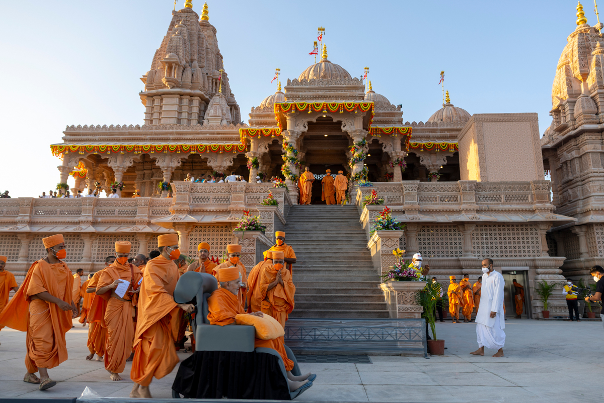 Swamishri on his way to perform the murti-pratishtha rituals
