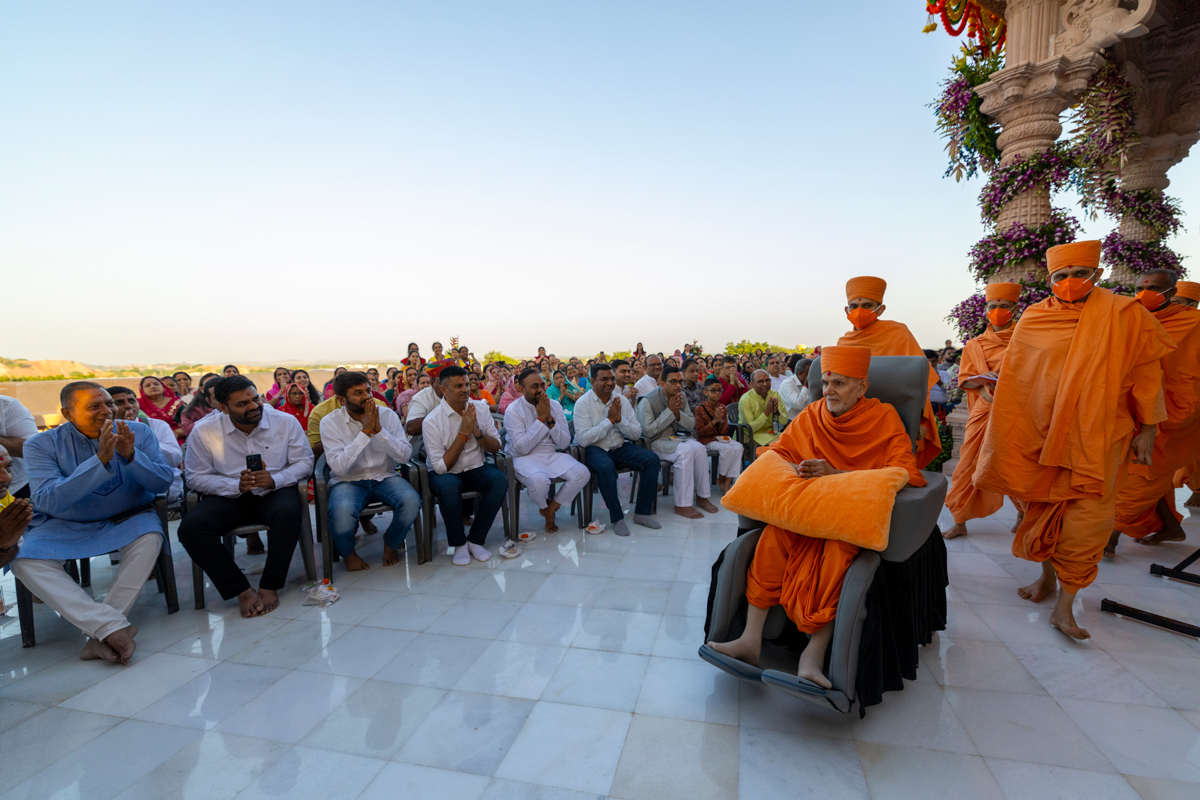 Devotees and well-wishers doing darshan of Swamishri