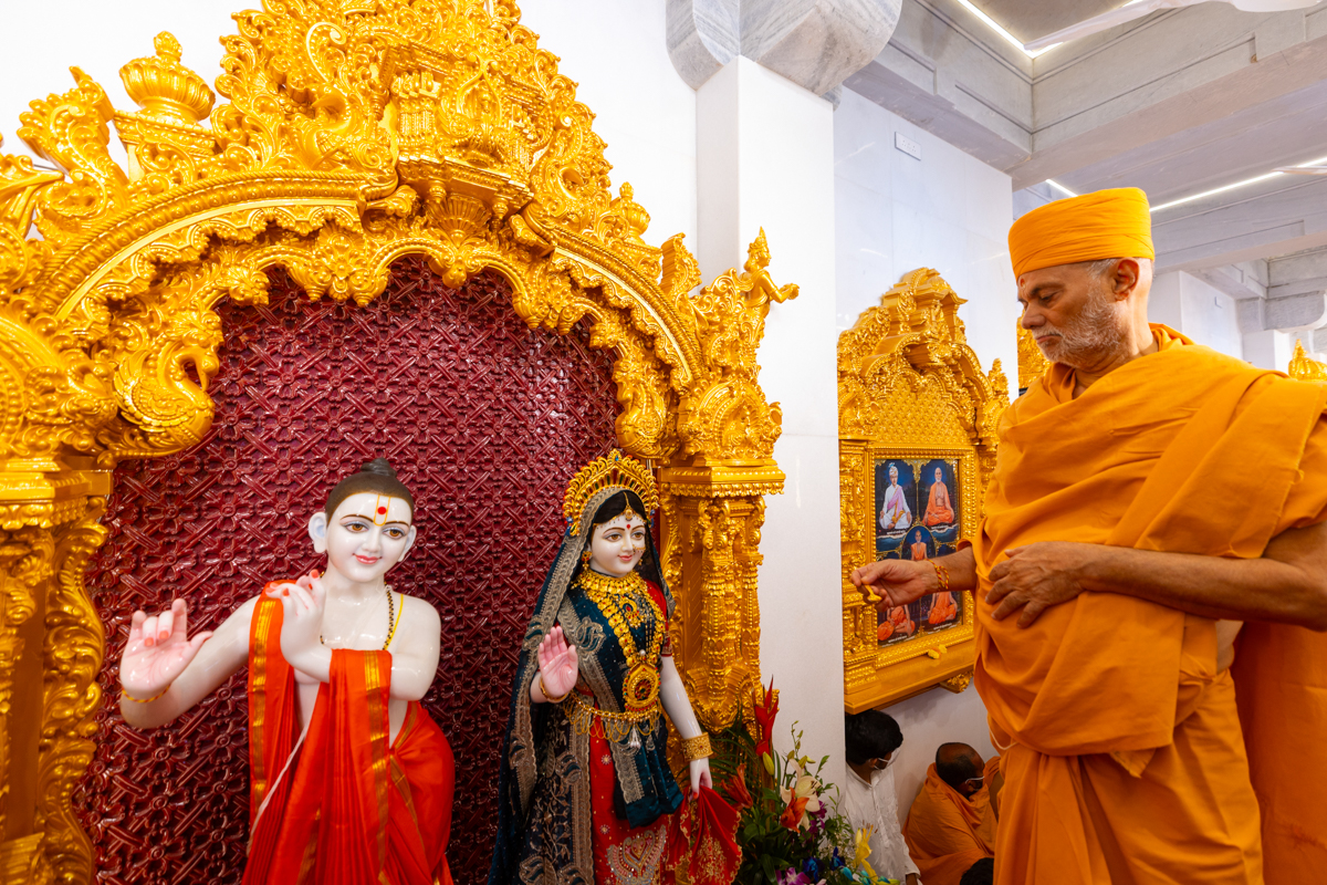 Pujya Viveksagar Swami performs the murti-pratishtha rituals