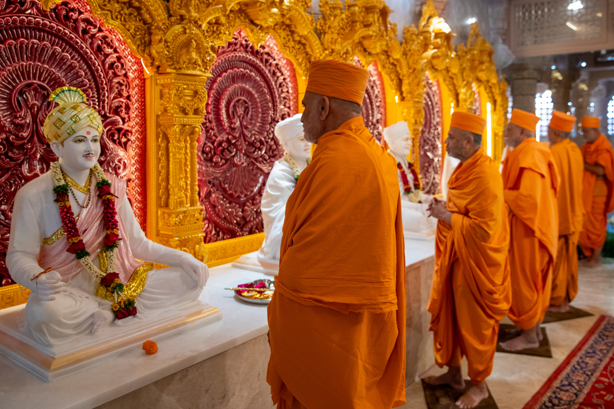 Swamis perform the murti-pratishtha rituals