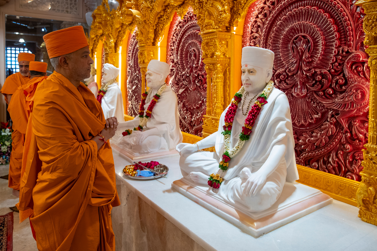 Brahmavihari Swami performs the murti-pratishtha rituals