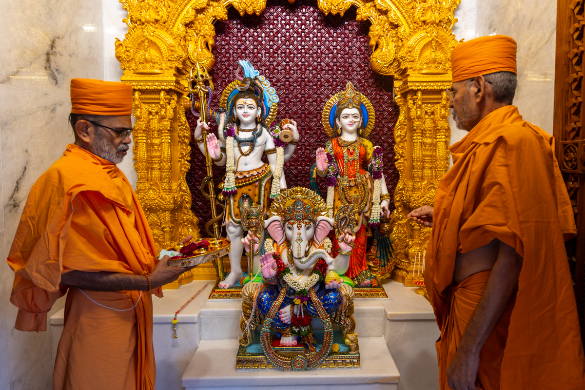 Aksharcharan Swami performs the murti-pratishtha rituals