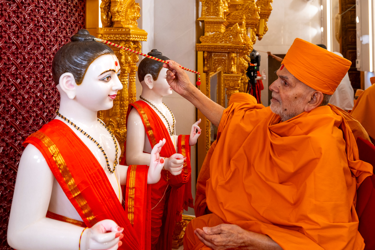 Swamishri performs the murti-pratishtha rituals