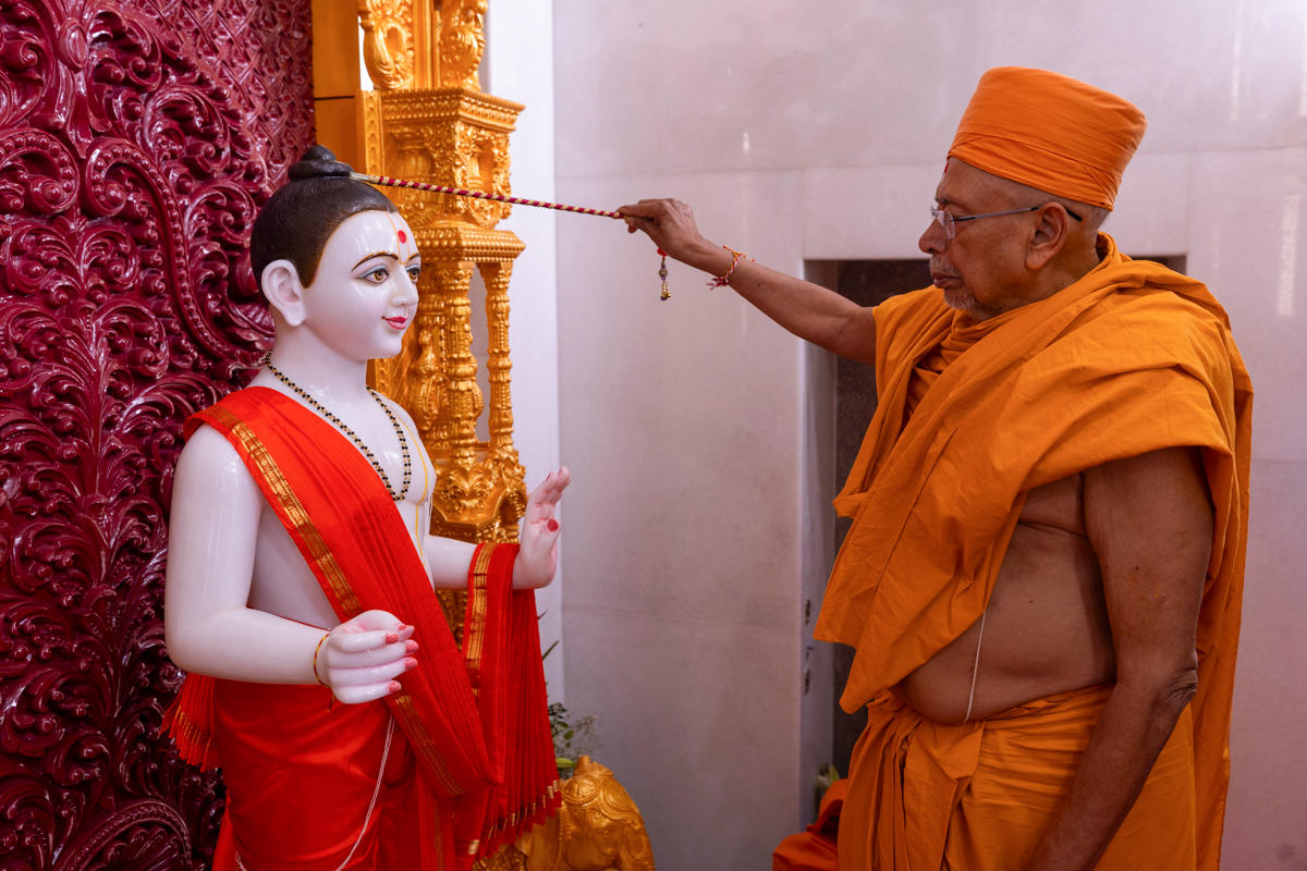 Pujya Tyagvallabh Swami performs the murti-pratishtha rituals
