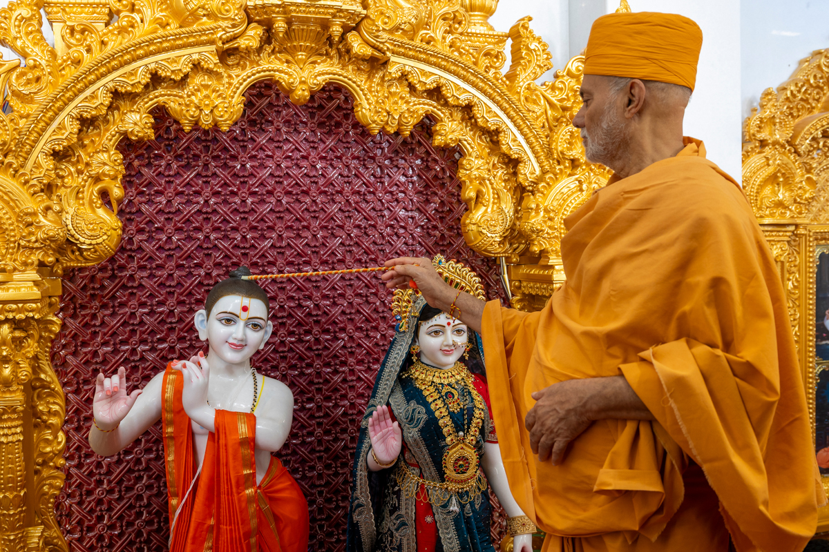 Pujya Viveksagar Swami performs the murti-pratishtha rituals