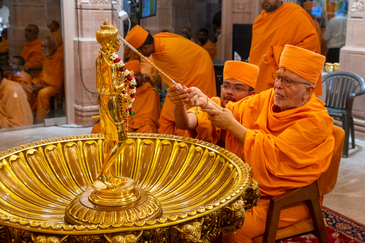 Pujya Ghanshyamcharan Swami performs the murti-pratishtha rituals