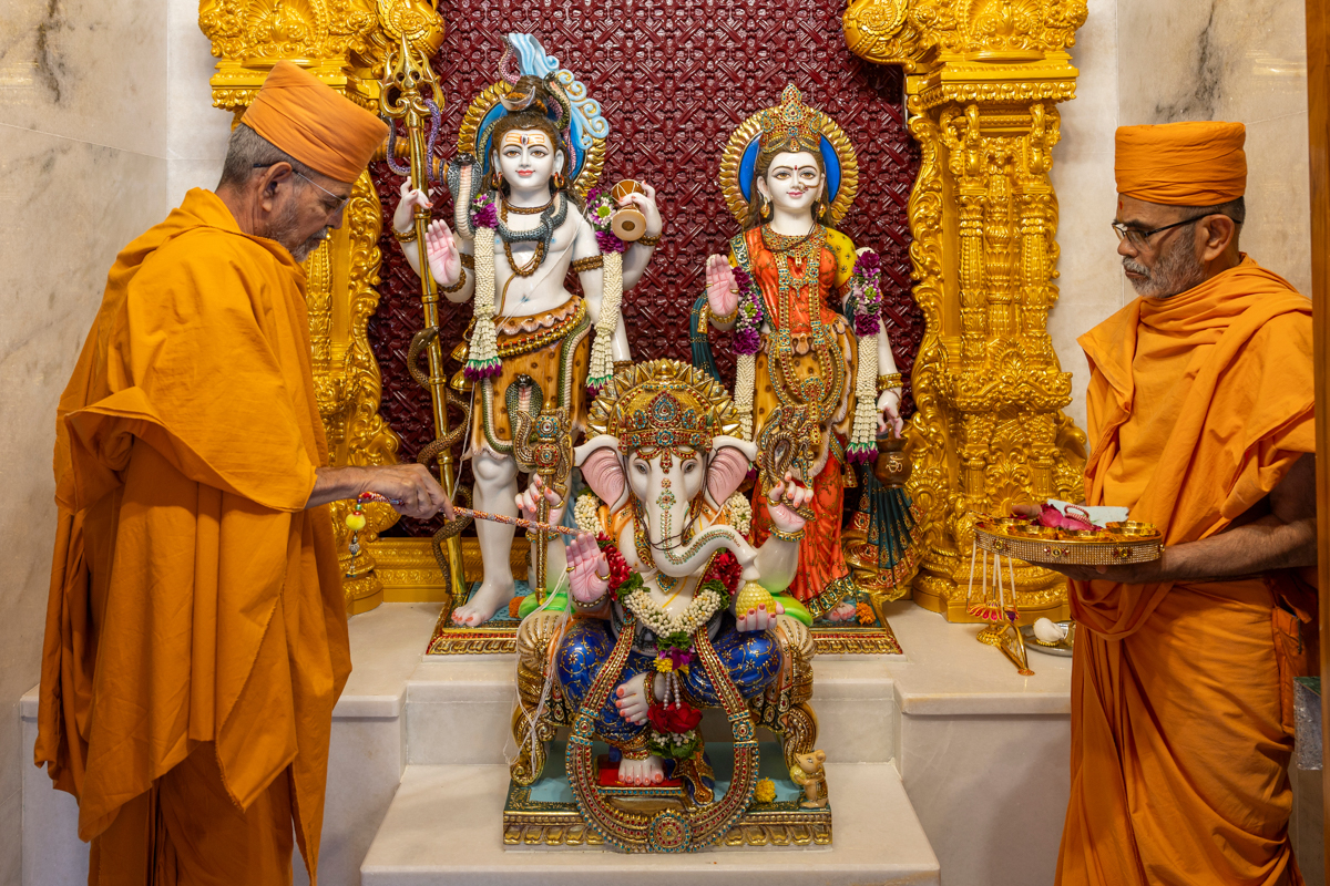 Aksharcharan Swami performs the murti-pratishtha rituals