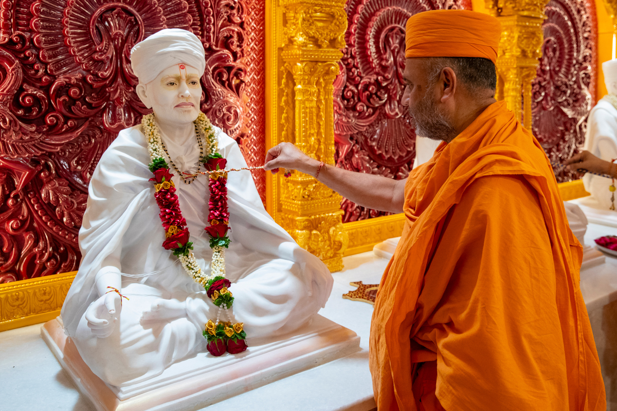 Narayancharan Swami performs the murti-pratishtha rituals