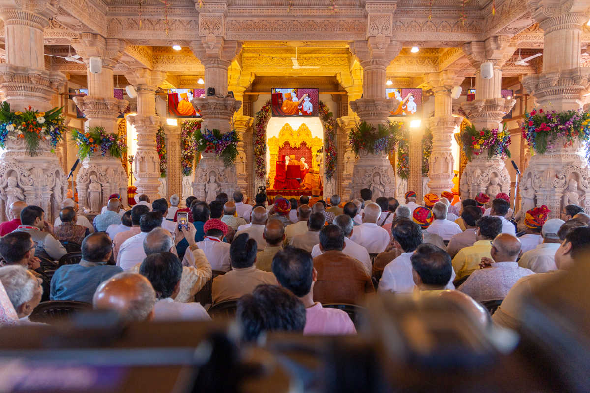 Swamis, devotees and well-wishers doing darshan of the murti-pratishtha rituals