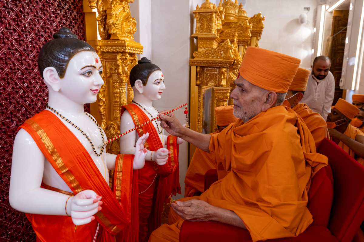 Swamishri performs the murti-pratishtha rituals