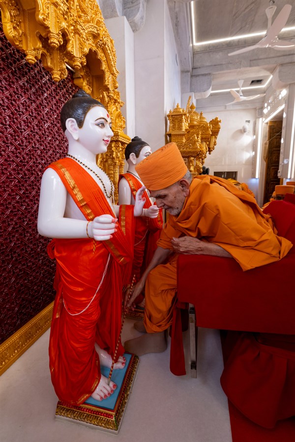Swamishri performs the murti-pratishtha rituals