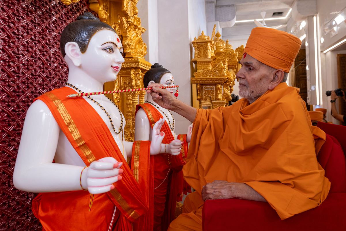 Swamishri performs the murti-pratishtha rituals