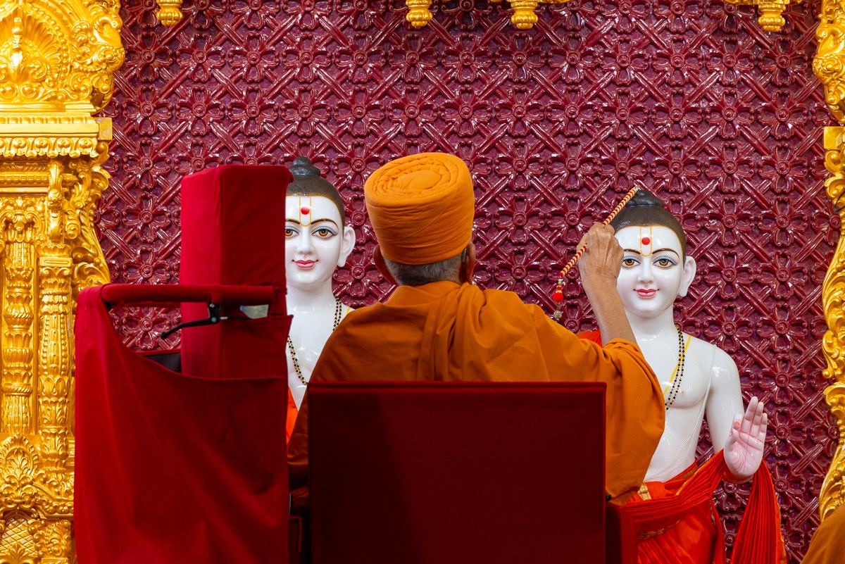 Swamishri performs the murti-pratishtha rituals