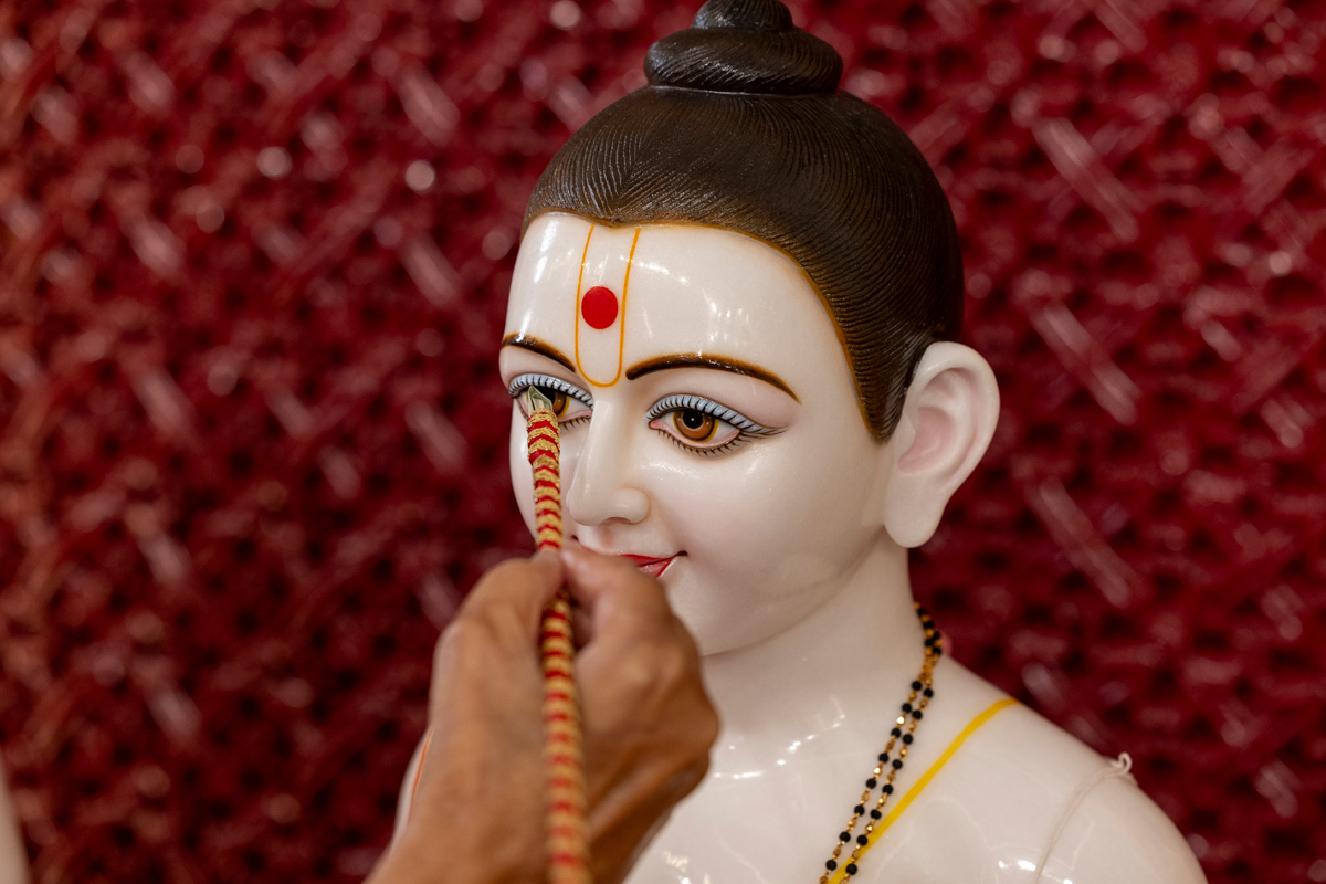 Swamishri performs the murti-pratishtha rituals