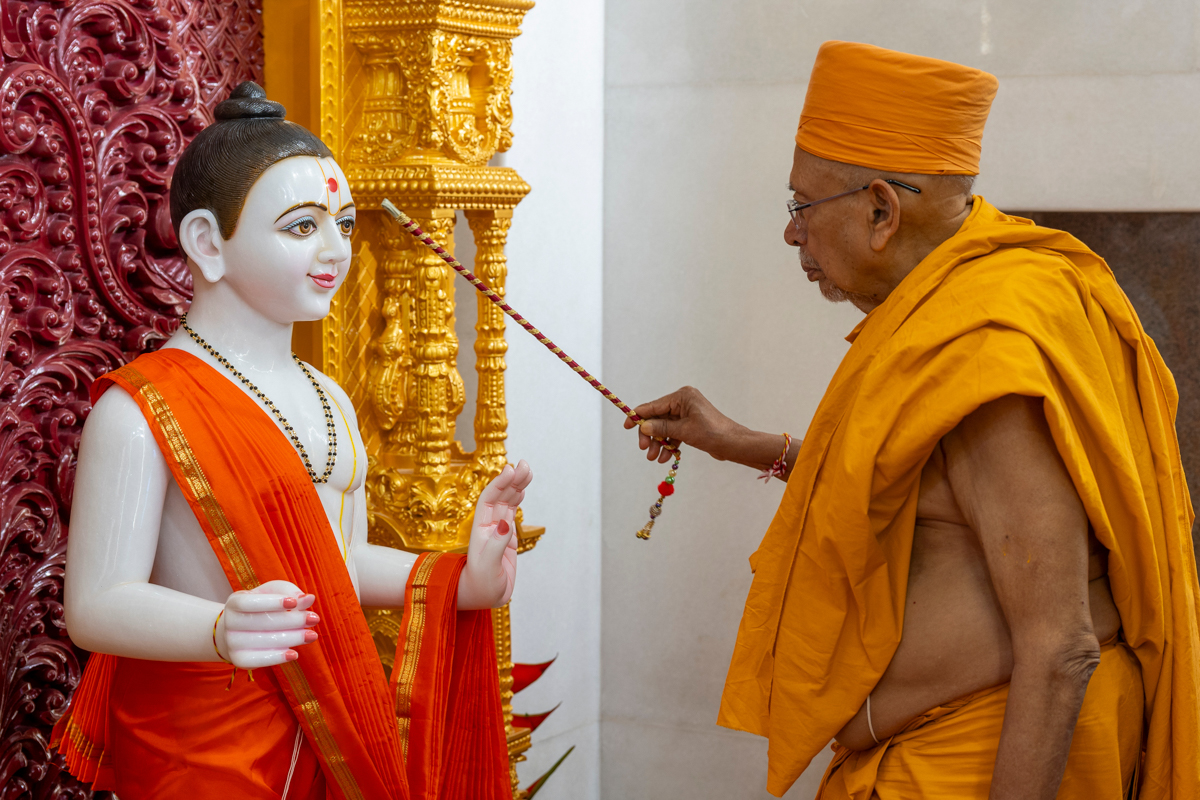 Pujya Tyagvallabh Swami performs the murti-pratishtha rituals