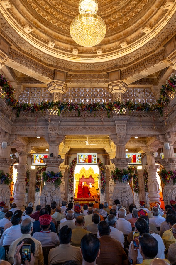 Swamis, devotees and well-wishers doing darshan of the murti-pratishtha rituals