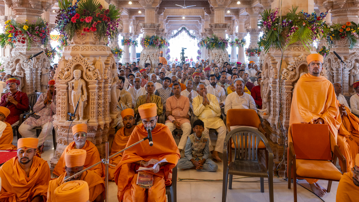 Swamis, devotees and well-wishers doing darshan of the murti-pratishtha rituals