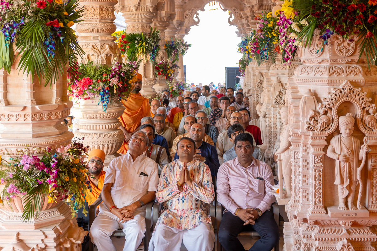 Swamis, devotees and well-wishers doing darshan of the murti-pratishtha rituals