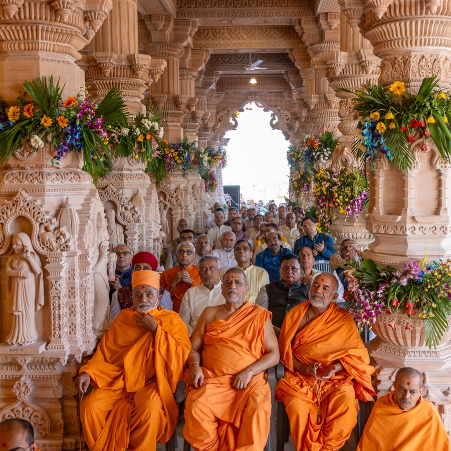 Swamis, devotees and well-wishers doing darshan of the murti-pratishtha rituals