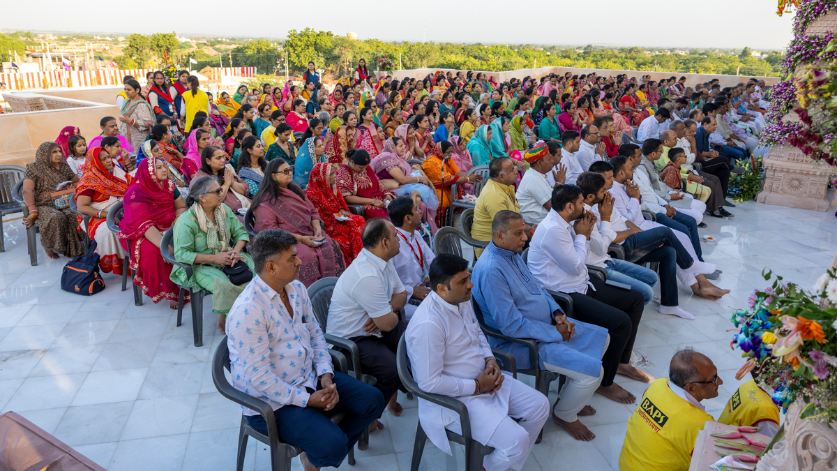 Swamis, devotees and well-wishers doing darshan of the murti-pratishtha rituals