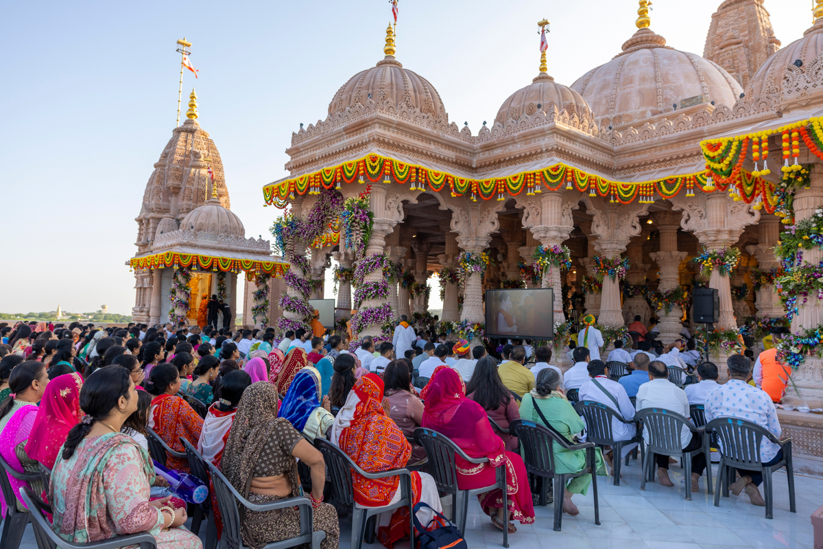 Swamis, devotees and well-wishers doing darshan of the murti-pratishtha rituals