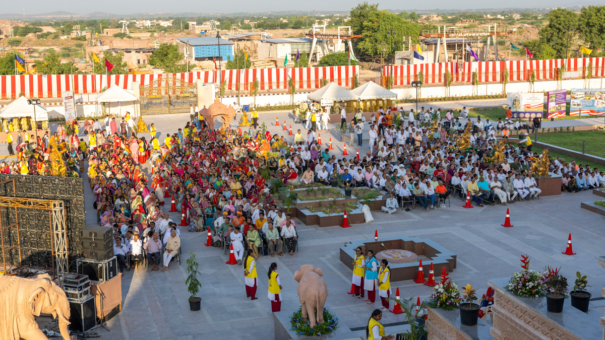 Swamis, devotees and well-wishers doing darshan of the murti-pratishtha rituals