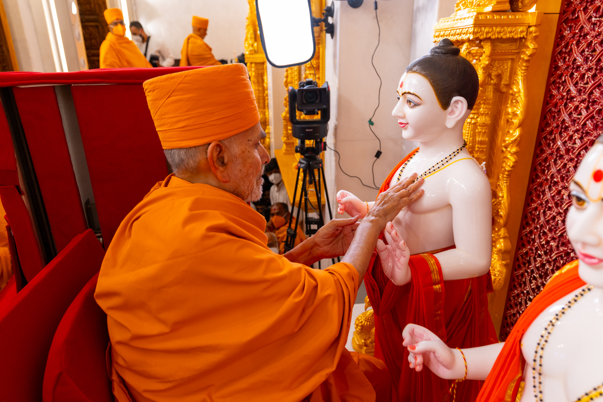 Swamishri performs the murti-pratishtha rituals