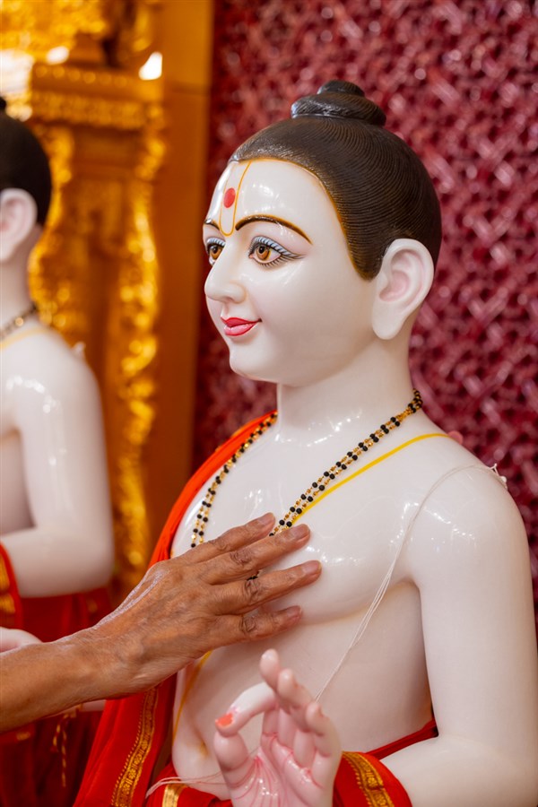 Swamishri performs the murti-pratishtha rituals