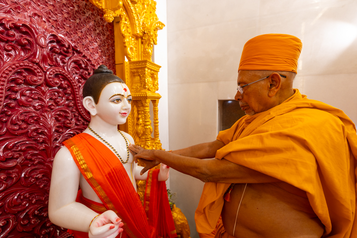 Pujya Tyagvallabh Swami performs the murti-pratishtha rituals