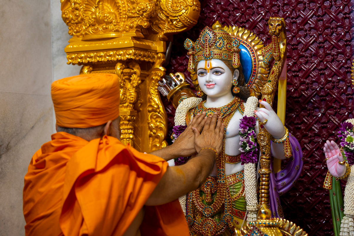 Yagnapriya Swami performs the murti-pratishtha rituals