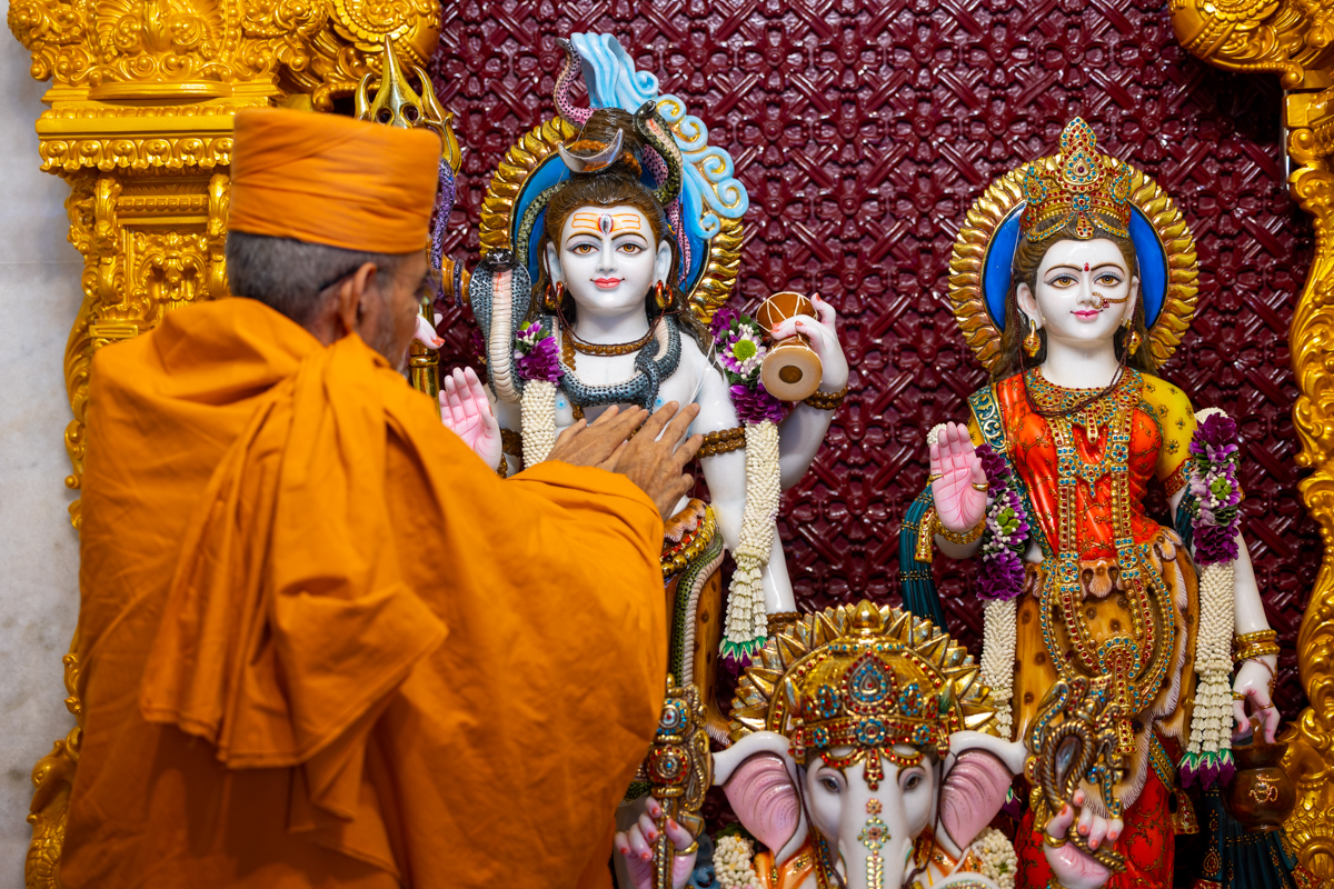 Aksharcharan Swami performs the murti-pratishtha rituals