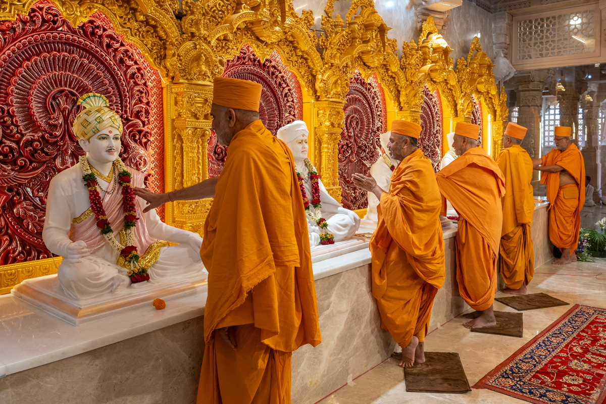 Swamis perform the murti-pratishtha rituals