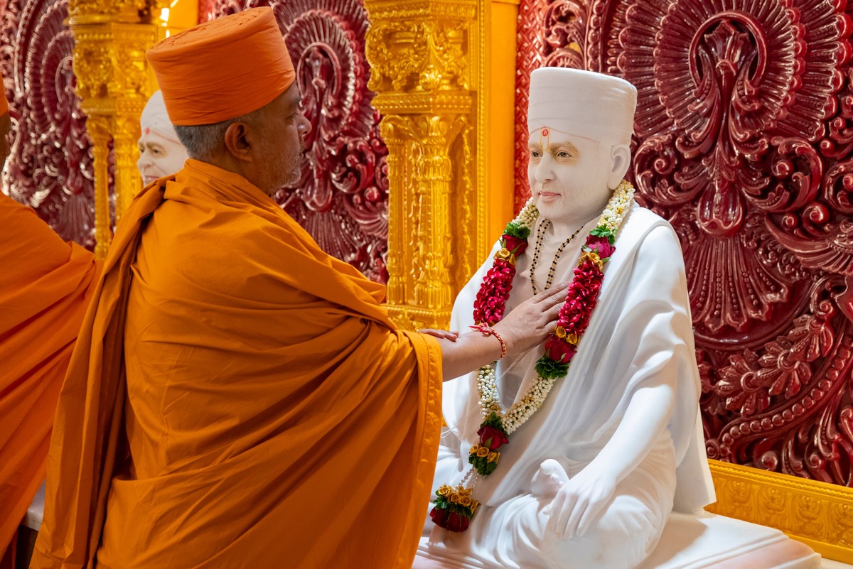 Brahmavihari Swami performs the murti-pratishtha rituals