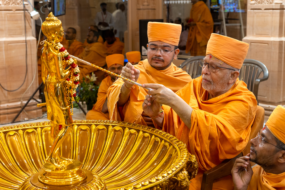 Pujya Ghanshyamcharan Swami performs the murti-pratishtha rituals