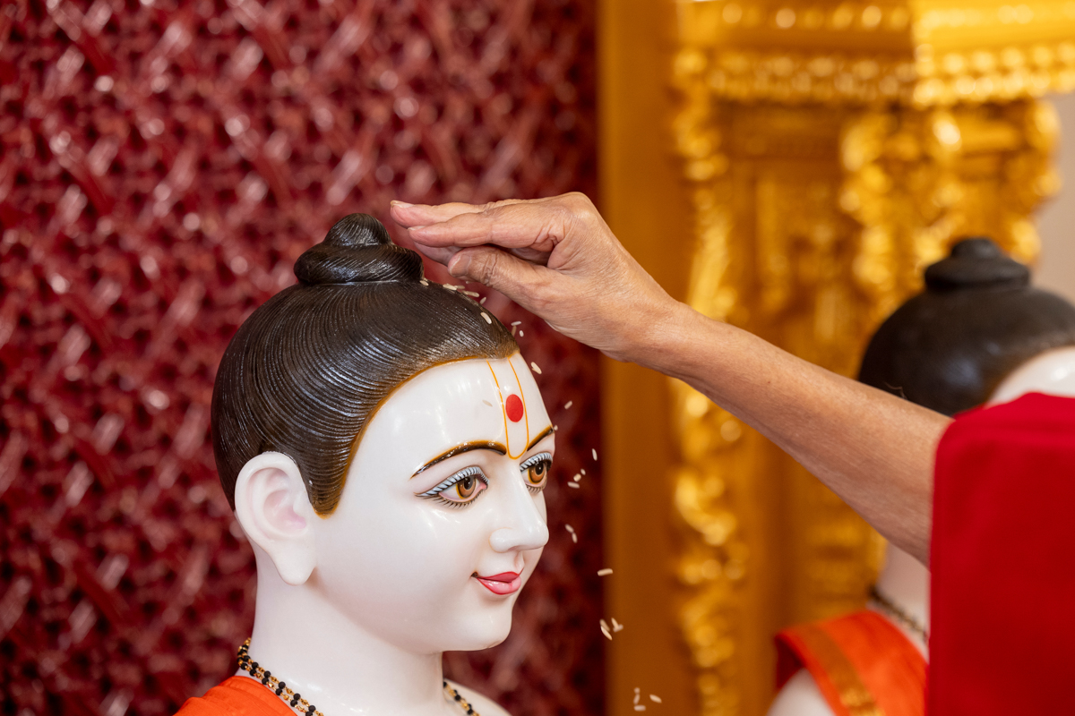 Swamishri performs the murti-pratishtha rituals