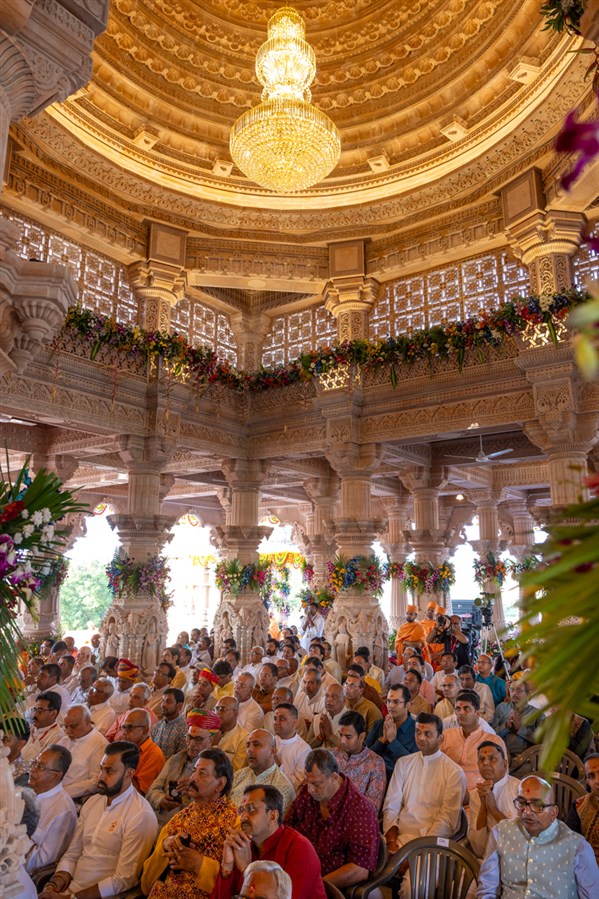 Swamis, devotees and well-wishers doing darshan of the murti-pratishtha rituals