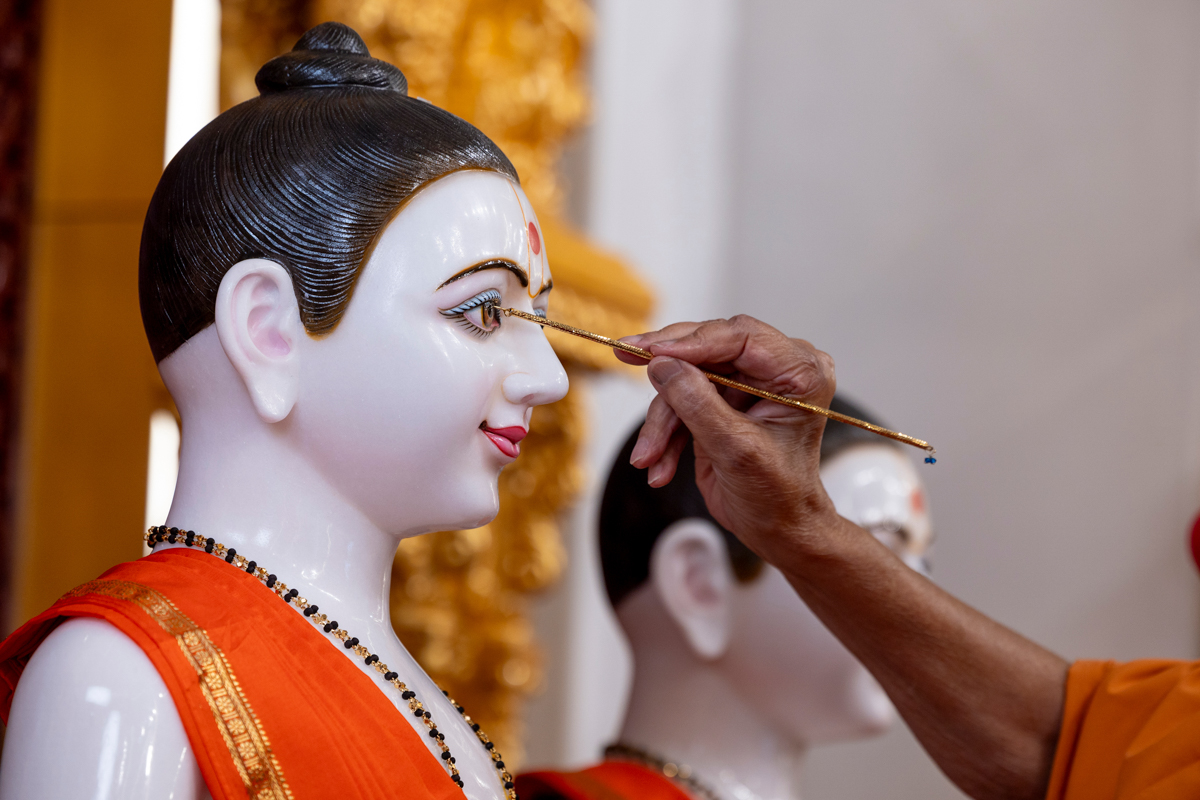 Swamishri performs the murti-pratishtha rituals