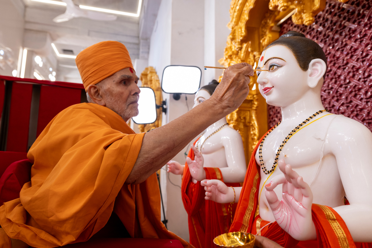 Swamishri performs the murti-pratishtha rituals