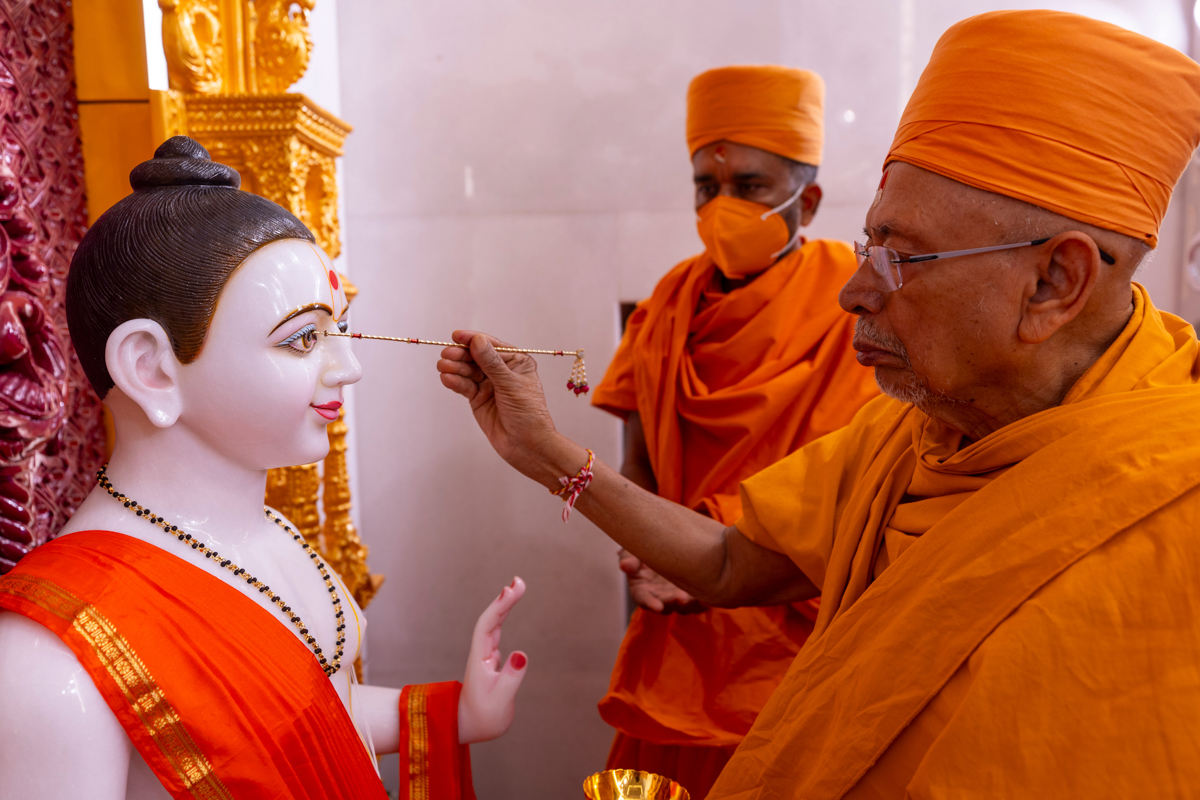 Pujya Tyagvallabh Swami performs the murti-pratishtha rituals