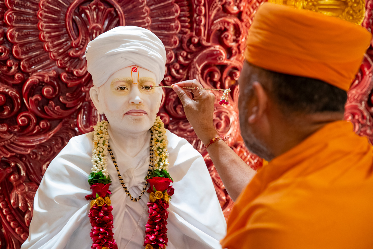 Narayancharan Swami performs the murti-pratishtha rituals