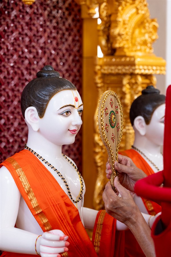 Swamishri performs the murti-pratishtha rituals