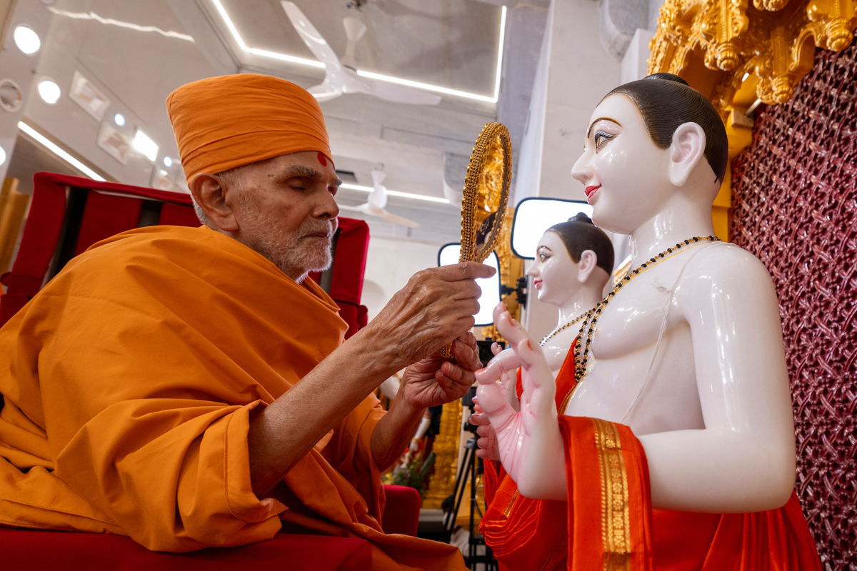 Swamishri performs the murti-pratishtha rituals