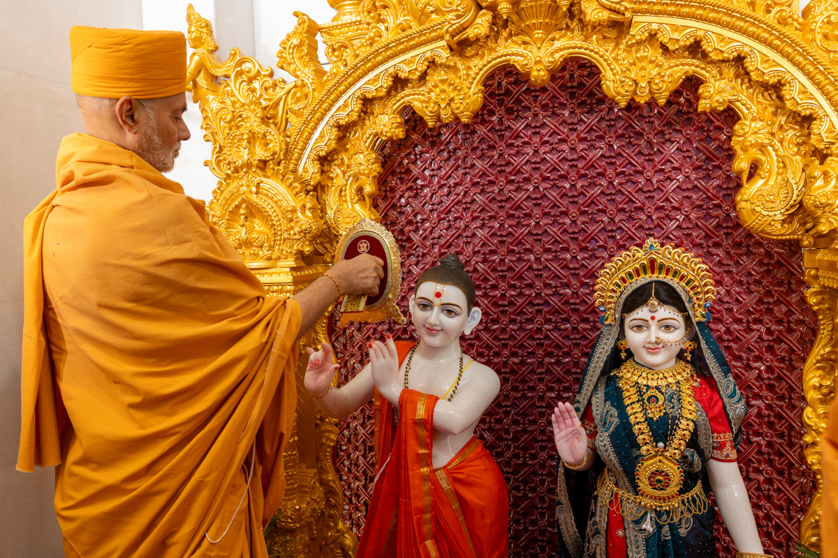 Pujya Viveksagar Swami performs the murti-pratishtha rituals