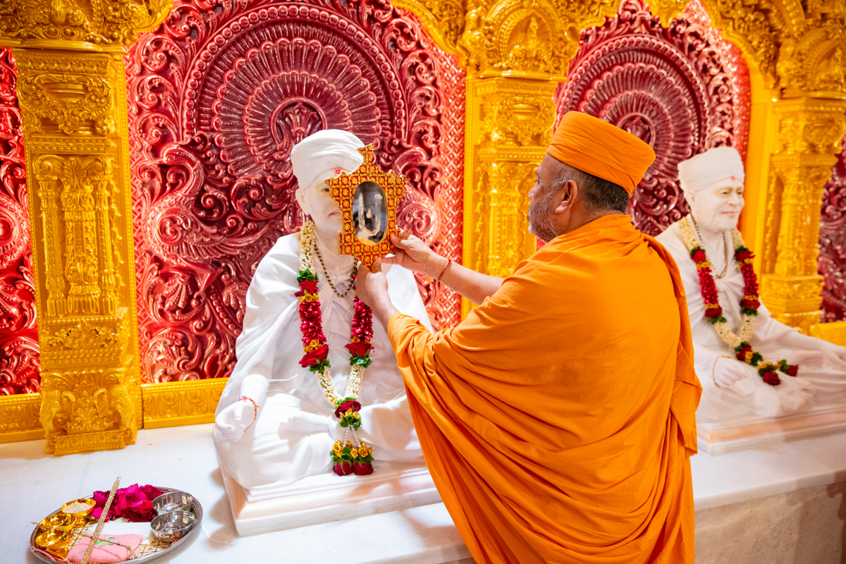 Narayancharan Swami performs the murti-pratishtha rituals