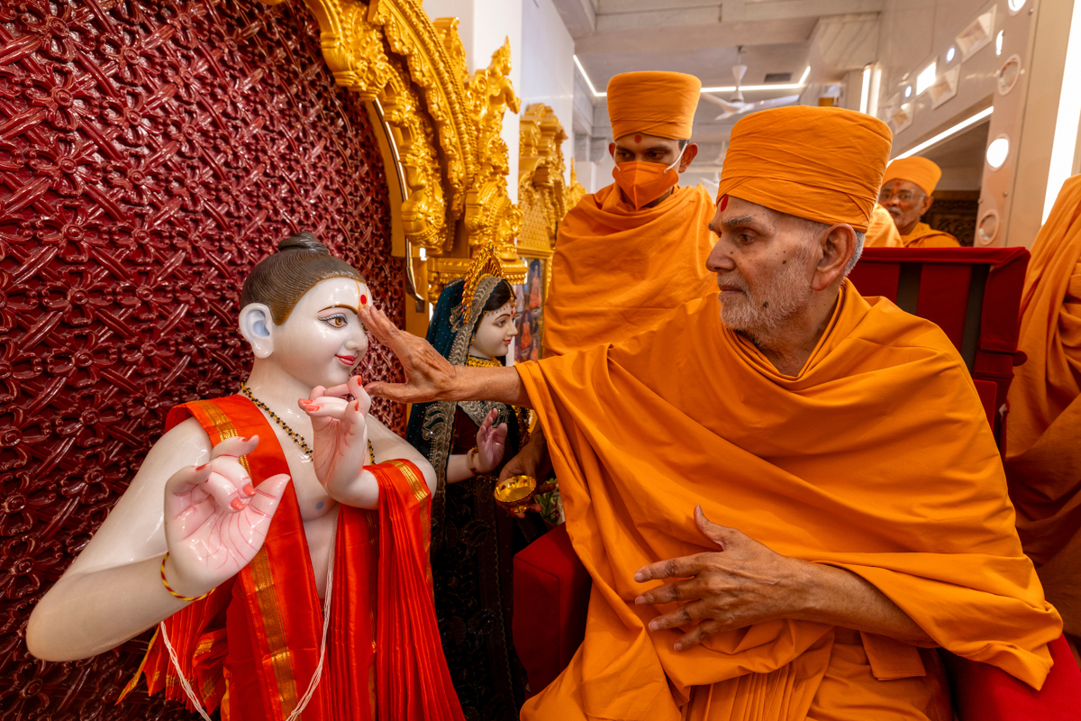 Swamishri performs pujan of Bhagwan Shri Krishna